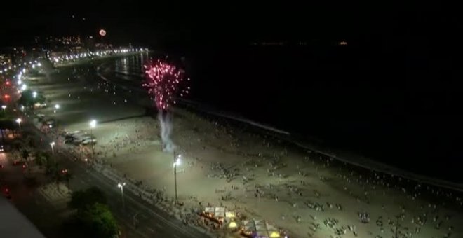 Río de Janeiro da la bienvenida al año con discretos fuegos artificiales