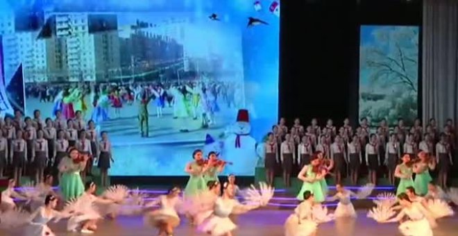 Los niños de Corea del Norte despiden el año con una multitudinaria actuación