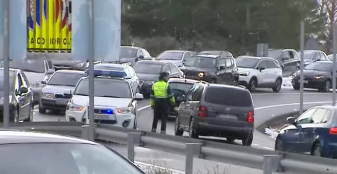 La Guardia Civil corta el acceso al puerto de Navacerrada