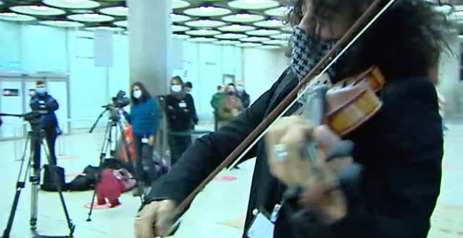 El violinista Ara Malikian sorprende a los viajeros que llegan a Barajas con un concierto de año nuevo