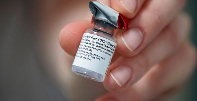 Dos alcaldes de Alacant se vacunan contra la covid porque aseguran que "sobraban dosis" en su centro
