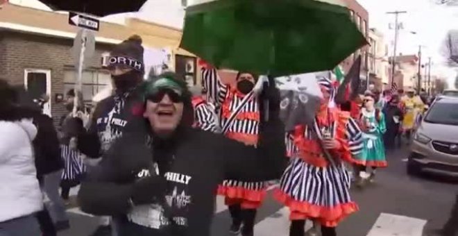 Ciudadanos disfrazados protestan por la cancelación del desfile de Año Nuevo en Filadelfia