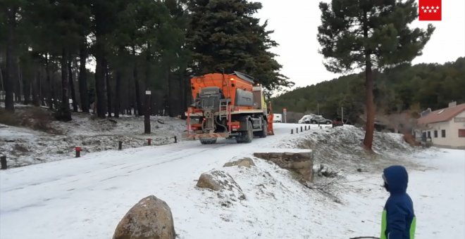 El 112 atiende a 15 vehículos atrapados por nieve en La Pedriza (Madrid)