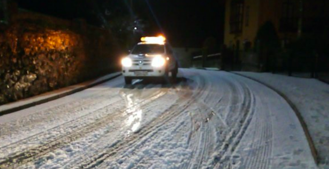 Doce vehículos atascados en carreteras por la nieve, cinco en la A-67