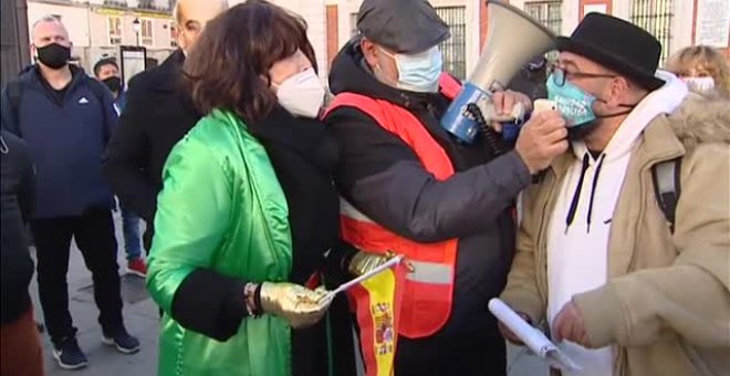 Sanitarios se concentran frente a la Puerta del Sol bajo el lema "Ayuso y los 40 ladrones"