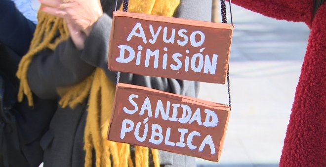 Colectivos en defensa de la Sanidad Pública protestan contra Ayuso y el Zendal