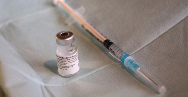 Los retrasos en la vacunación contra la covid se unen al aumento de los contagios