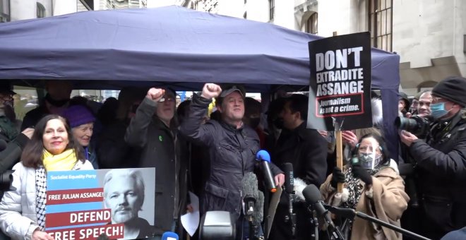 Activistas celebran que la Justicia rechace la extradición de Assange