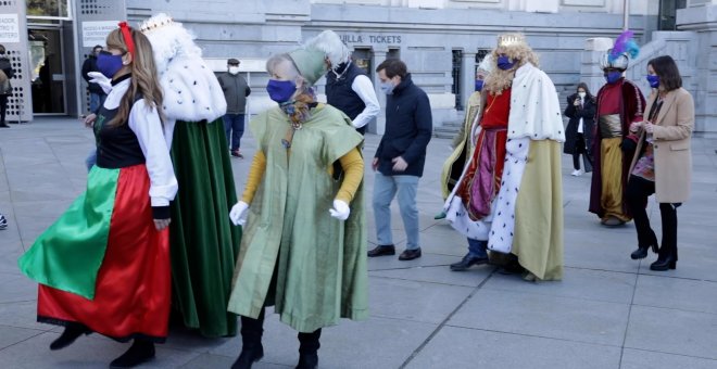 Los Reyes Magos protagonizan una comentada visita al Ayuntamiento de Madrid