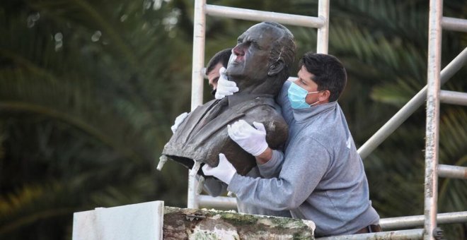 El Ayuntamiento de Cádiz retira un busto de Juan Carlos I en la avenida que llevaba su nombre