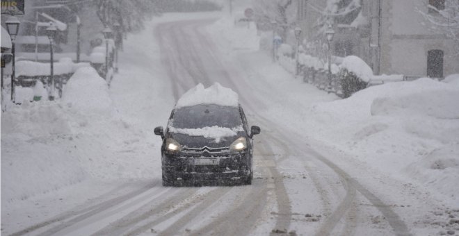 Cerca de una veintena de carreteras del norte peninsular continúan cerradas al tráfico por la nieve