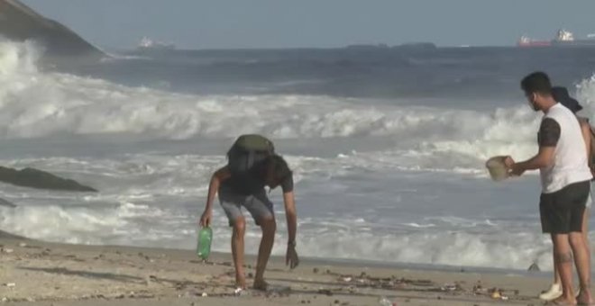 Una ola de basura destroza la playa vírgen de San Conrado, en Brasil