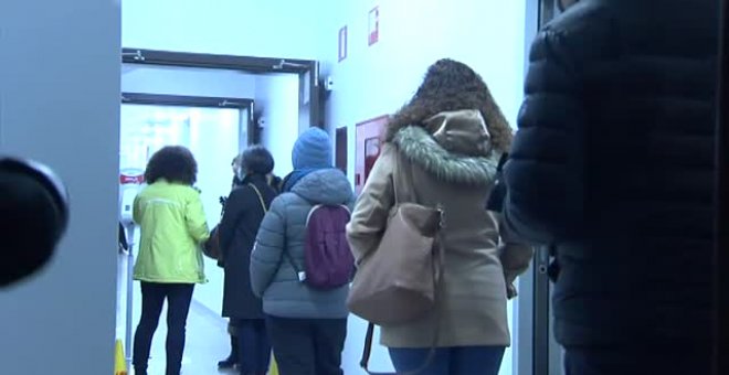 Largas colas de profesores en Granada para hacerse el test covid antes de la vuelta a las aulas