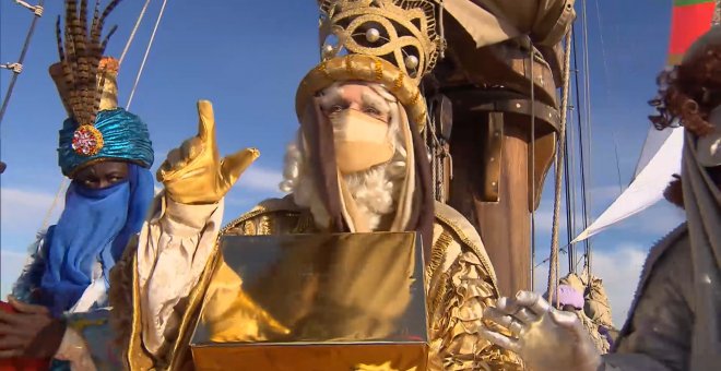 Los Reyes Magos viajan en lancha rumbo a Barcelona