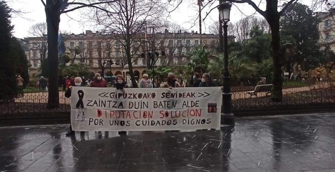 Familiares se concentran por una solución al conflicto en residencias