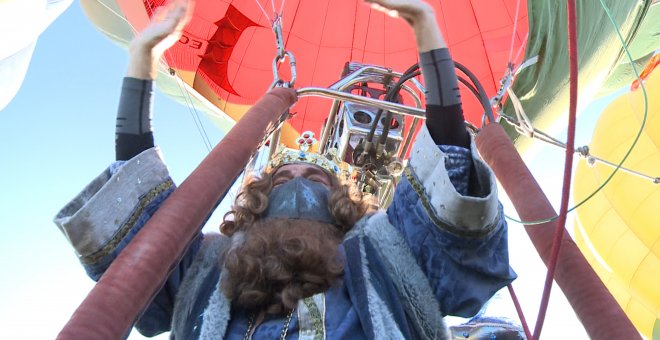 Reyes Magos vuelan en globo para repartir ilusión a los niños de Cáceres