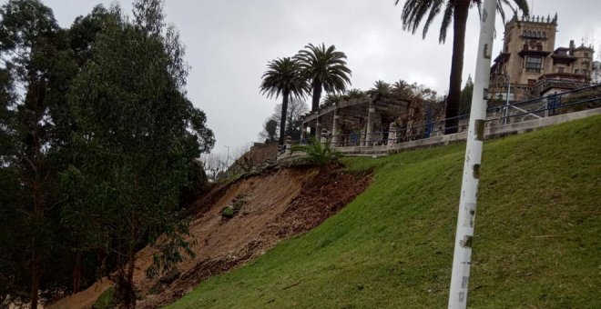 El argayo del talud de Reina Victoria entierra el paseo de la Playa de los Peligros que "está en muy malas condiciones"