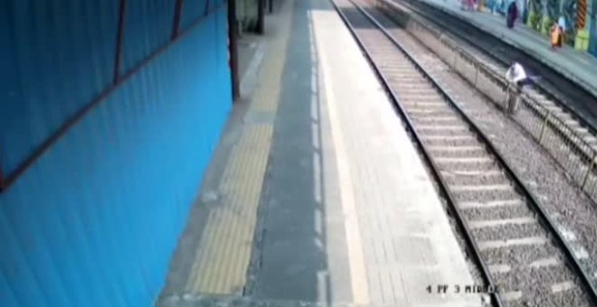 Un hombre en La India se salva in extremis de ser arrollado por un tren