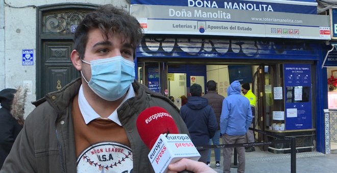 Largas colas en Doña Manolita para conseguir un décimo de El Niño