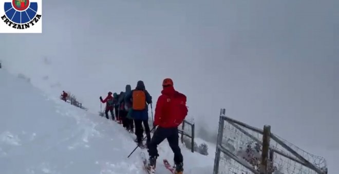 Ertzaintza acompaña a cinco jóvenes para descender del monte Gorbea