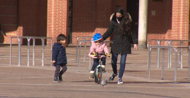 Los niños juegan en la calle con los regalos de los Reyes Magos pese al frío