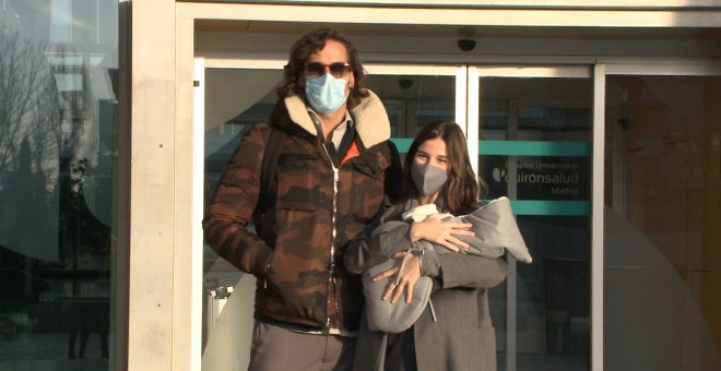 Sandra Gago y Feliciano López salen del hospital con su pequeño en brazos