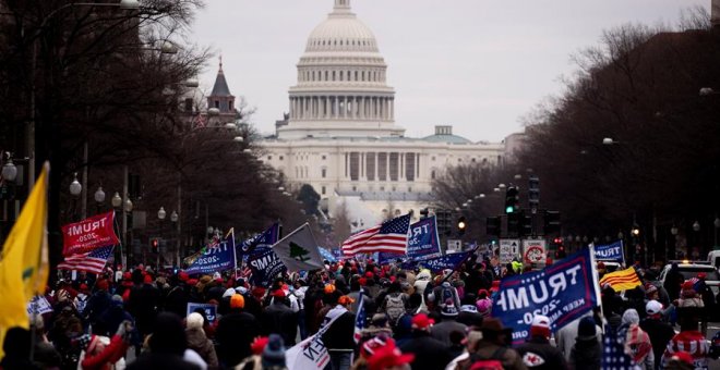 Milers de seguidor de Trump assalten el Capitoli per aturar la votació que havia de confirmar la victòria de Biden