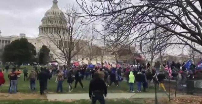 Una multitud enfurecida logra hacerse momentáneamente con el control del Capitolio