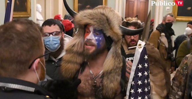¿Quién es el 'vikingo' que ha encabezado el asalto al Capitolio estadounidense?