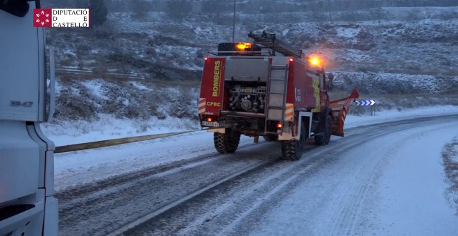 Bomberos de Castellón auxilian a un camión bloqueado por la nieve