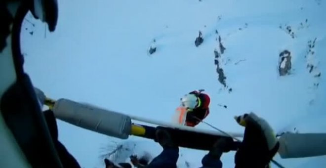 Emergencias entrega víveres en helicóptero a un hombre aislado por la nieve en Cantabria