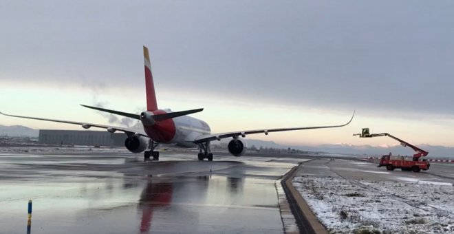 Más de 60 aviones pasan por las bases de deshielo de Iberia en Barajas