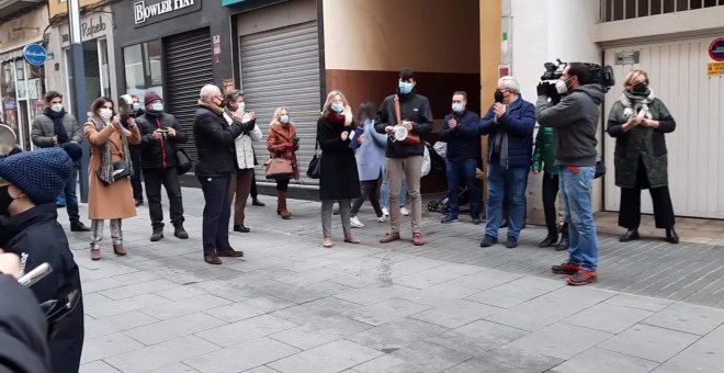 Hosteleros se concentran en Badajoz en protesta por el cierre de locales