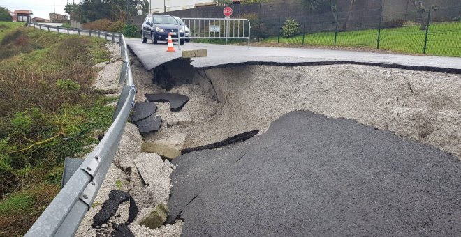 El Ayuntamiento trabaja en la reparación del hundimiento de un tramo de la carretera de Tagle