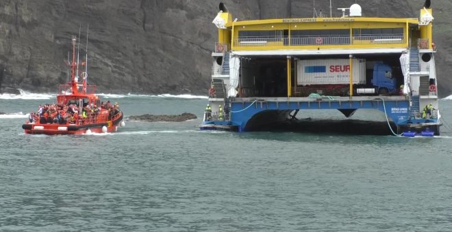 Concluye el desembarco de los 59 pasajeros del ferry encallado en Agaete