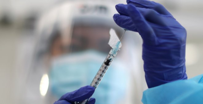 Un estudio afirma que la vacuna de Pfizer es eficaz contra las cepas de covid halladas en Reino Unido y Sudáfrica