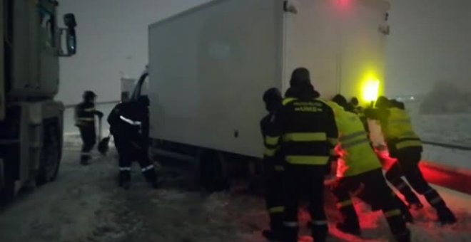 La gran nevada en Madrid deja atrapados en las carreteras a decenas de conductores