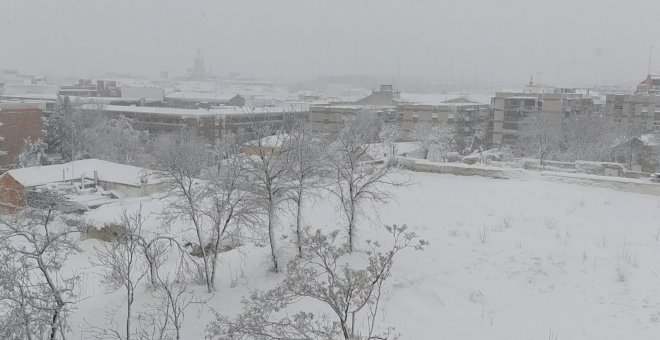 Valdemoro amanece completamente cubierto de nieve