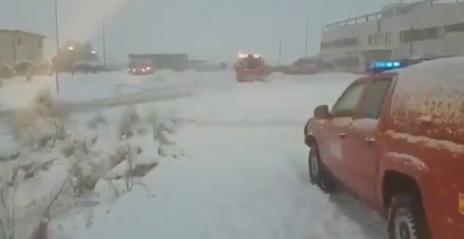 La Unidad Militar de Emergencias interviene en Barajas debido al temporal