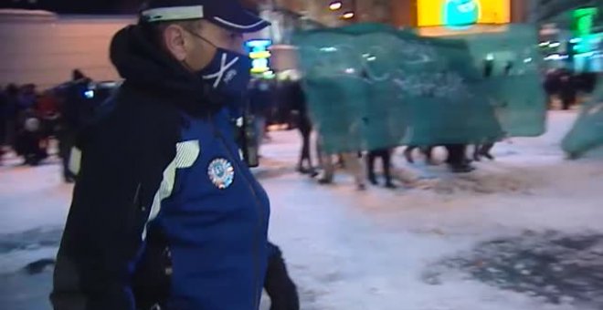La Policía desaloja a cientos de jóvenes que se tiraban bolas de nieve en el centro de Madrid