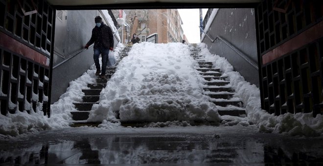 Vagones abarrotados y nieve en las estaciones del Metro de Madrid tras el paso de Filomena