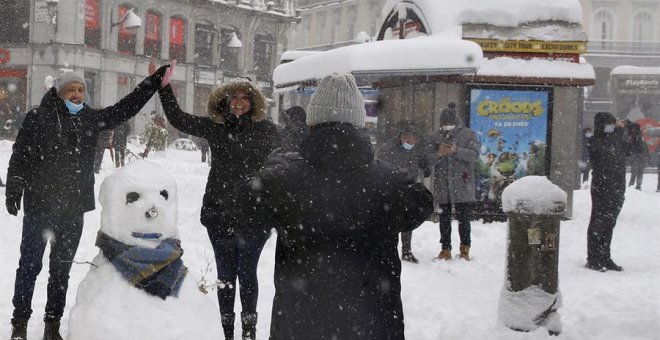 Una conga en la Puerta del Sol y una guerra de bolas en Callao: la responsabilidad individual durante la nevada divide a las redes