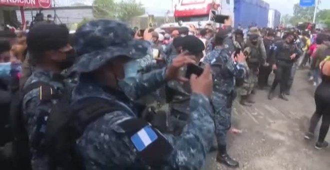 Inmigrantes cubanos, haitianos y hondureños se hacinan en la frontera mexicana