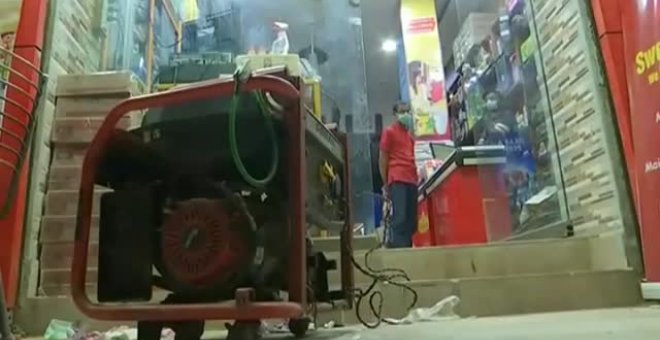 Una caída en el sistema de transmisión de energía causa un gran apagón en Pakistán