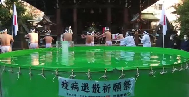 Baño helado en Japón para atraer la salud y el fin de la pandemia en el nuevo año