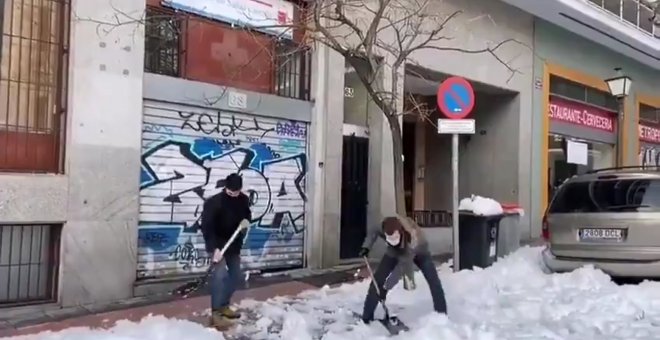 Casado retira nieve de las puertas de varios centros de salud de Madrid