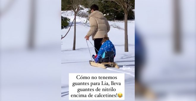 Natalia Sánchez y Marc Clotet enseñan a su hija a montar en trineo