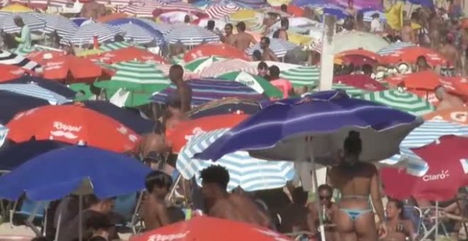 Las playas de Brasil están abarrotadas de bañistas mientras la Covid mata al día a una media de 1.111 personas