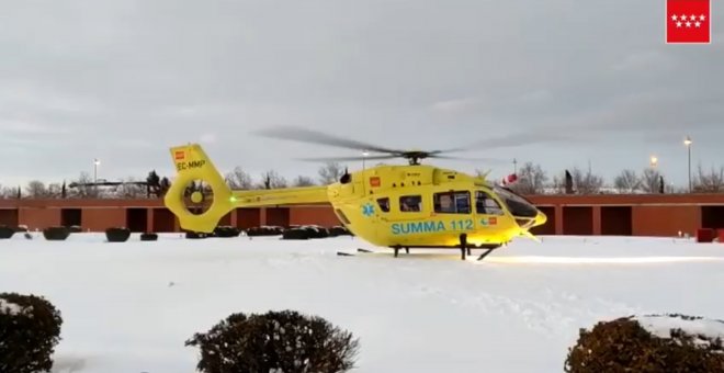 Un helicóptero del SUMMA traslada a un paciente grave por covid