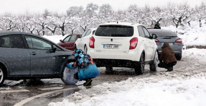 Críticas a un curso de la DGT para enseñar a las mujeres a poner cadenas para el coche